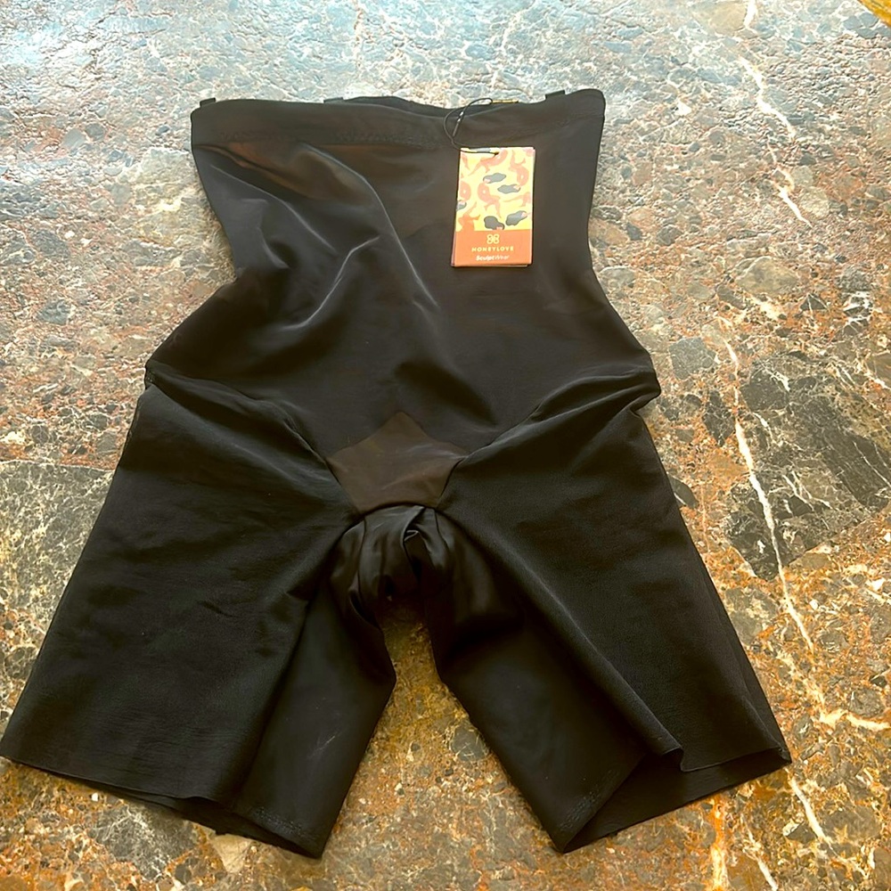 NWT HoneyLove SuperPower shorts black size Small S